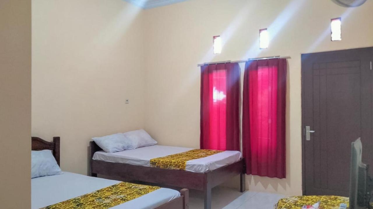 Zulfina Homestay Syariah Mitra Reddoorz Banyuwangi  Kültér fotó