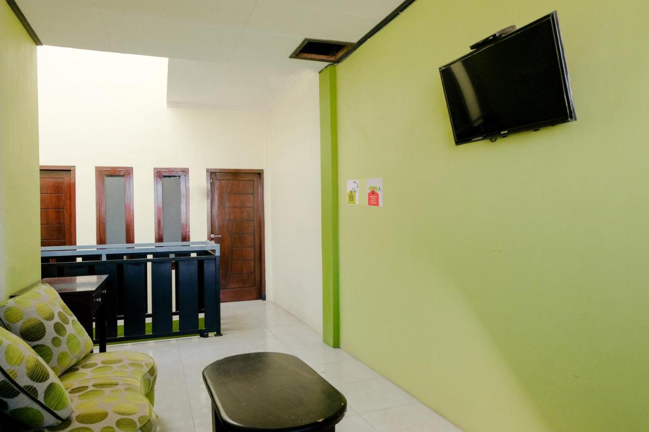 Zulfina Homestay Syariah Mitra Reddoorz Banyuwangi  Kültér fotó