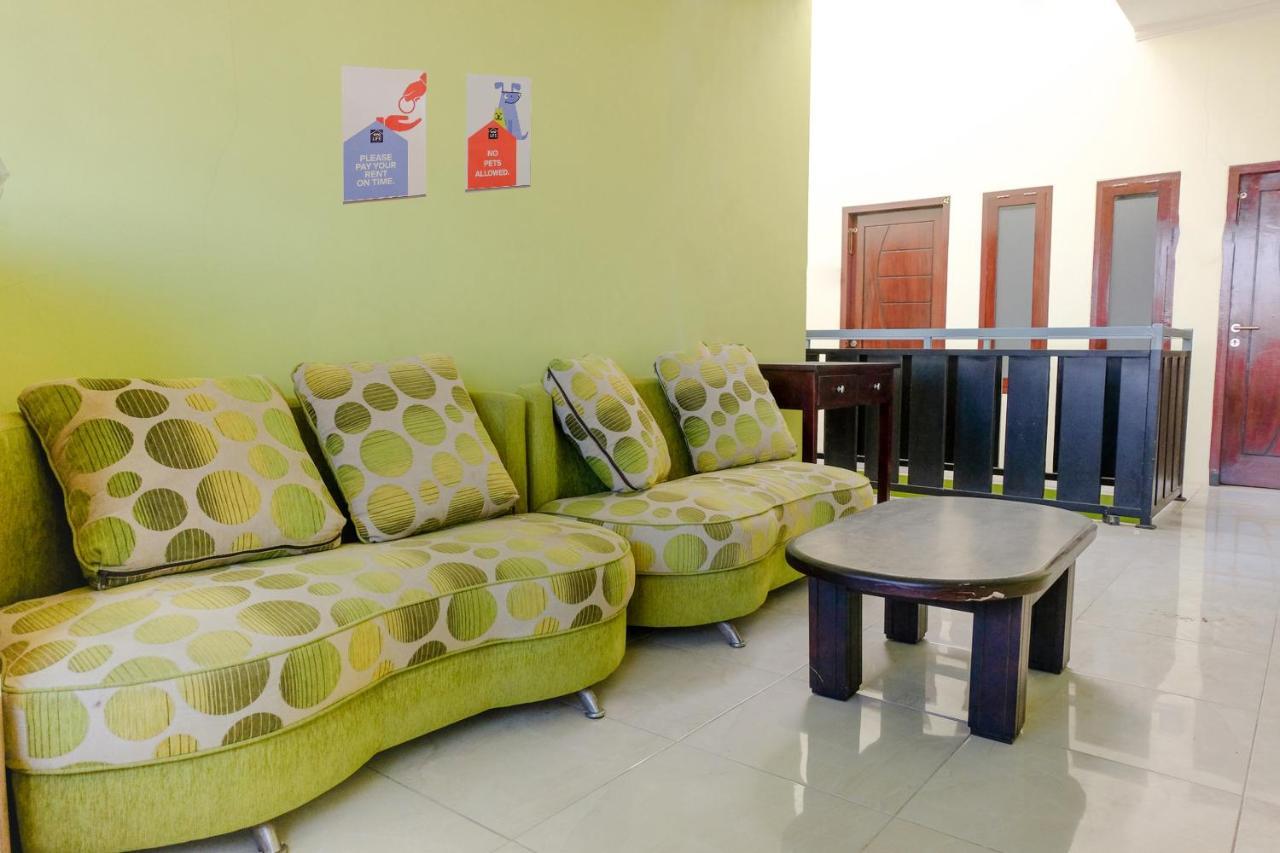 Zulfina Homestay Syariah Mitra Reddoorz Banyuwangi  Kültér fotó